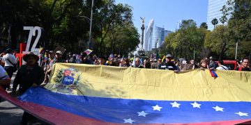 Miles se manifiestan en Paseo de la Reforma en apoyo a Venezuela