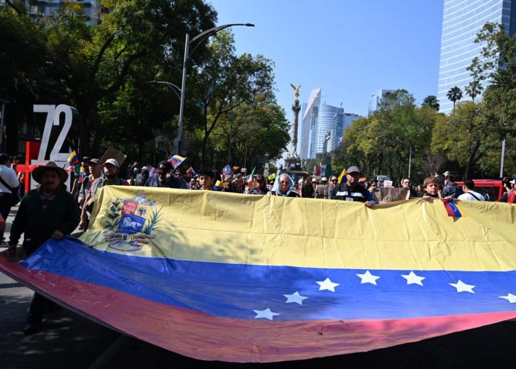 Miles se manifiestan en Paseo de la Reforma en apoyo a Venezuela