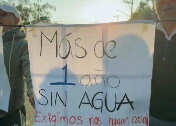 Vecinos de Izcalli Nezahualcóyotl cierran vialidad por falta de agua