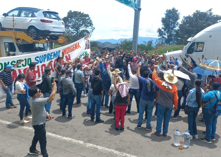 Consejo Indígena de Michoacán bloquea seis carreteras