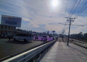 Transportistas bloquearon por hora y media vialidades en la zona oriente, denuncian corrupción