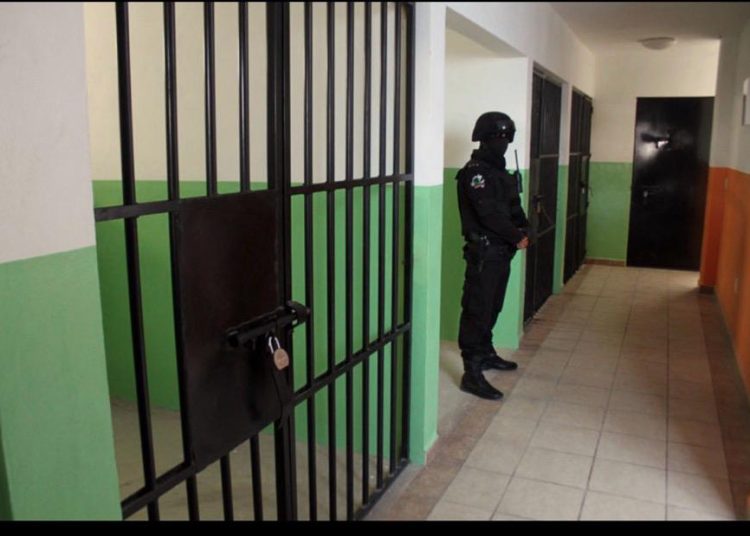 Recluso logra fugarse por la puerta principal del penal de Actopan, Hidalgo