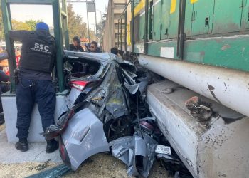 Servicios de emergencia rescatan a personas atrapadas tras choque con tren en Río Consulado.