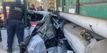 Servicios de emergencia rescatan a personas atrapadas tras choque con tren en Río Consulado.