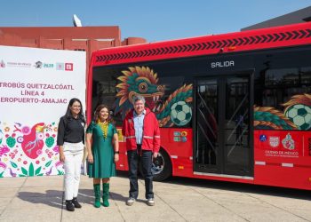 Clara Brugada pone en marcha la ruta Quetzalcóatl del Metrobús hacia el AICM