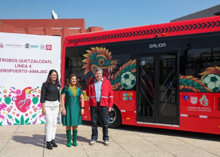 Clara Brugada pone en marcha la ruta Quetzalcóatl del Metrobús hacia el AICM