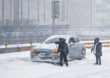 Tragedia climática en EU: 34 muertos y medio millón de hogares sin luz por la tormenta
