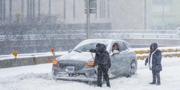 Tragedia climática en EU: 34 muertos y medio millón de hogares sin luz por la tormenta
