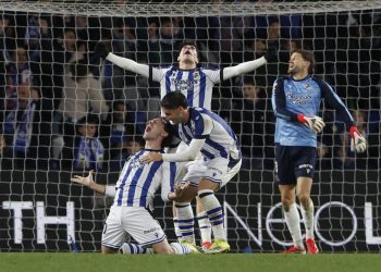 La Real Sociedad, gracias a los goles de Mikel Oyarzabal y Gonçalo Guedes, doblegó este domingo por 2-1 al Barcelona en un encuentro