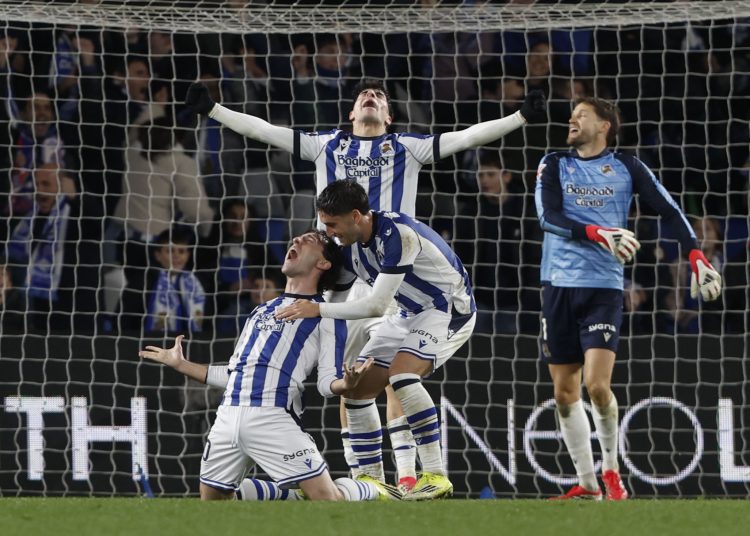 La Real Sociedad, gracias a los goles de Mikel Oyarzabal y Gonçalo Guedes, doblegó este domingo por 2-1 al Barcelona en un encuentro