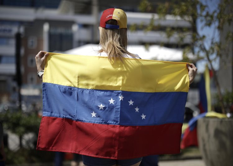 "A EU le interesa elevar la producción de petróleo en Venezuela, no el narcotráfico": Saucedo  | FOTO EFE
