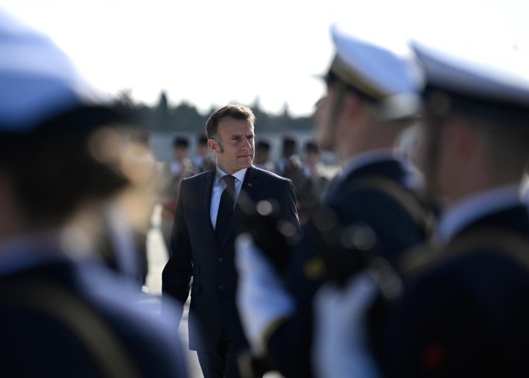Macron tacha de "inaceptables" los aranceles de Trump y anuncia respuesta europea | FOTO EFE