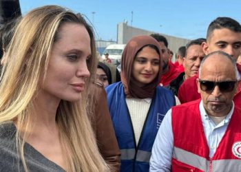 Angelina Jolie visita el paso de Rafah en Egipto para supervisar ayuda humanitaria a Gaza