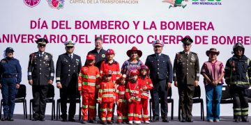 Clara Brugada en ceremonia del 170 aniversario del Heroico Cuerpo de Bomberos en el Zócalo