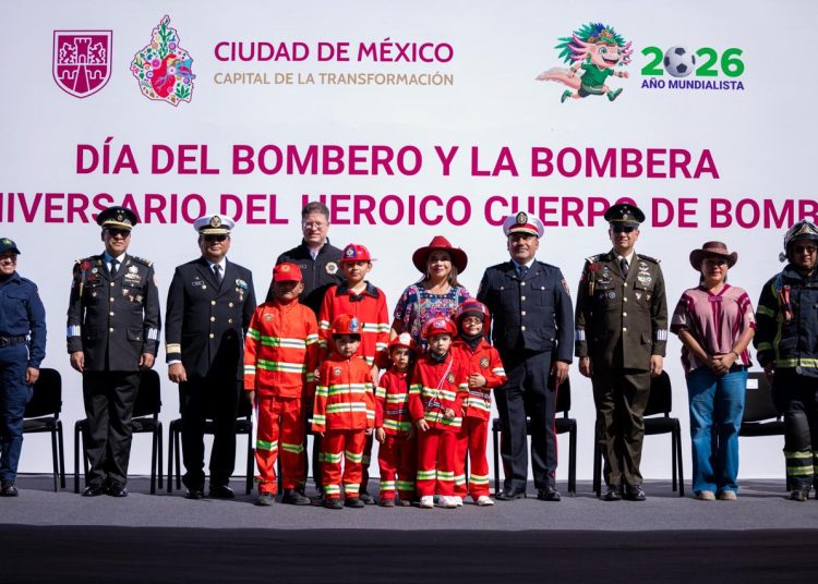 Clara Brugada en ceremonia del 170 aniversario del Heroico Cuerpo de Bomberos en el Zócalo