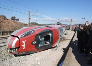 España: Suman 42 muertos por accidente ferroviario