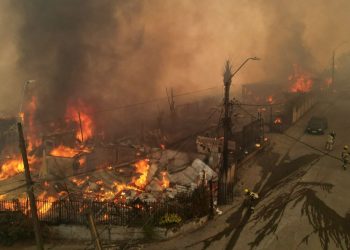 Incendios forestales en Chile dejan al menos 19 muertos y más de 50 mil evacuados