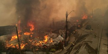 Incendios forestales en Chile dejan al menos 19 muertos y más de 50 mil evacuados