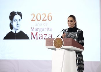 Presidenta Claudia Sheinbaum en conferencia de prensa hablando sobre soberanía energética y ley de salarios