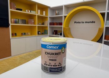 Muro interior con acabado tipo Chukum aplicado con el nuevo recubrimiento Chukret de Comex