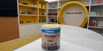 Muro interior con acabado tipo Chukum aplicado con el nuevo recubrimiento Chukret de Comex