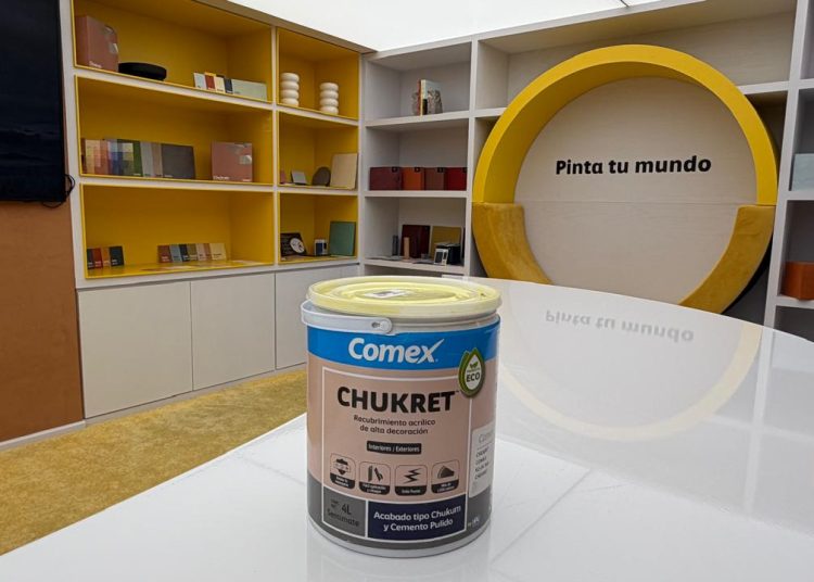 Muro interior con acabado tipo Chukum aplicado con el nuevo recubrimiento Chukret de Comex