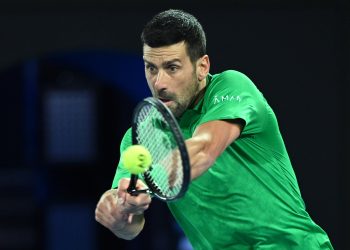 Djokovic camina en Melbourne a Segunda ronda
