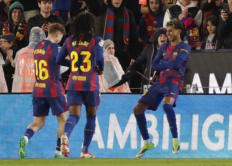 El delantero del FC Barcelona Lamine Yamal (d) celebra su gol ante el Real Oviedo, tercero