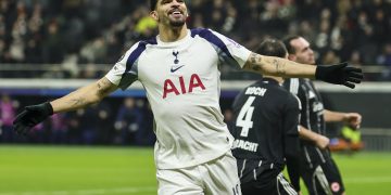 El Tottenham derrotó este miércoles a domicilio al Eintracht de Fráncfort por 0-2, en un partido en el que fue superior, y aseguró de manera
