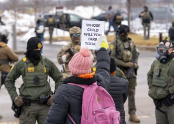 Minneapolis: Ocho detenidos y clases canceladas tras la muerte de una mujer a manos del ICE