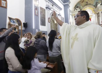 Mascotas reciben la bendición mientras discuten el futuro de su comercialización