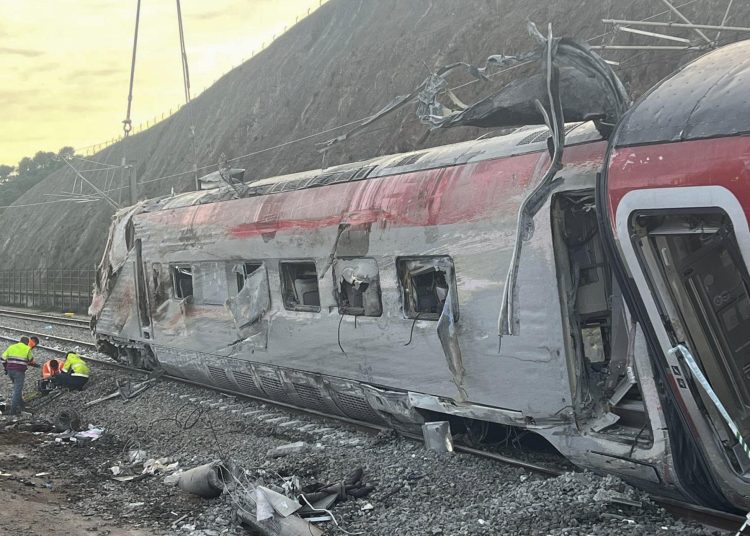 Servicios de emergencia continúan las labores tras el accidente ferroviario en Adamuz, Córdoba, que dejó 43 personas fallecidas. EFE/ Cedida -