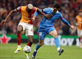 Victor Osimhen (i), del Galatasaray, en acción frente a Marc Pubill (d), del Atlético durante el partidó de Liga de Campeones