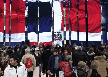 Pasillos llenos de visitantes y estands coloridos durante la clausura de Fitur 2026 en Madrid