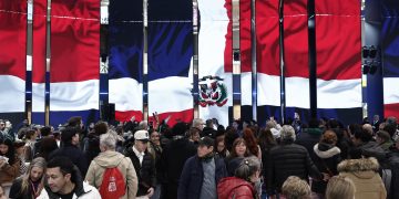 Pasillos llenos de visitantes y estands coloridos durante la clausura de Fitur 2026 en Madrid