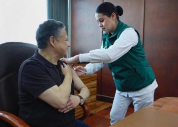 Gobernador Julio Menchaca Salazar exhorta a la población a vacunarse contra el sarampión en Hidalgo