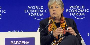 Alicia Bárcena llama en Davos a acelerar la transición energética y la economía circular