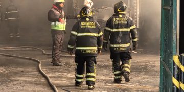 Bomberos y servicios de emergencia trabajando en incendio de almacén de plásticos en Xochimilco