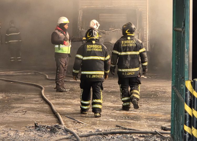 Bomberos y servicios de emergencia trabajando en incendio de almacén de plásticos en Xochimilco