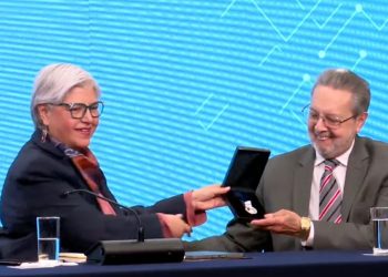 Graciela Márquez entrega el Premio Antonio Peñafiel al doctor Víctor Manuel Guerrero Guzmán en la sede del INEGI