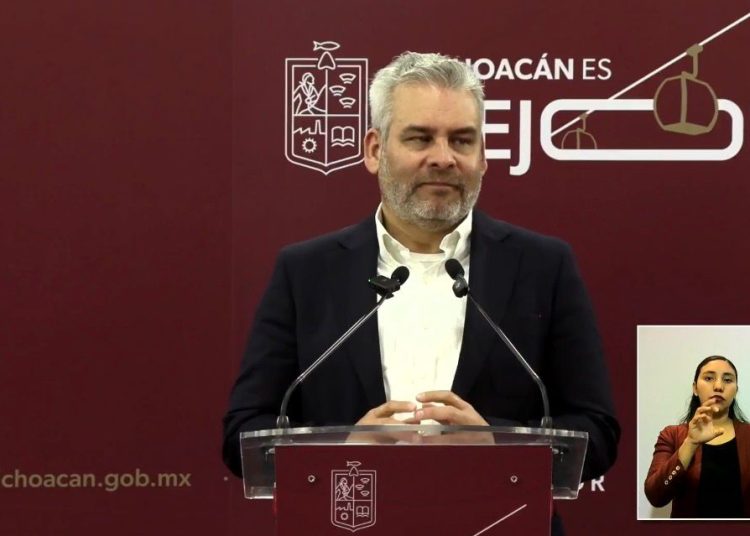 El gobernador Alfredo Ramírez Bedolla durante conferencia de prensa informando sobre el caso de la familia activista asesinada