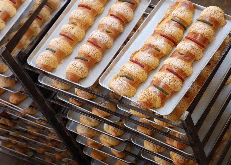 Puebla logra el récord Guinness con la rosca de Reyes más grande del mundo, de 6 kilómetros y 19 mil piezas de pan
