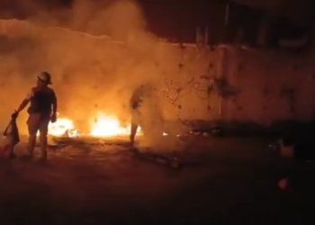 Elementos de Bomberos y Protección Civil trabajando en el incendio del antiguo Cine Tlatelolco