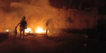 Elementos de Bomberos y Protección Civil trabajando en el incendio del antiguo Cine Tlatelolco