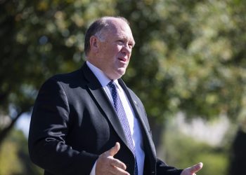 Tom Homan, el "Zar fronterizo", coordina personalmente las operaciones de ICE en el norte de EE. UU.