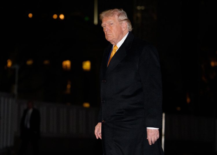 Donald Trump declaró desde el Air Force One que Cuba está a punto de caer por la crisis económica y la falta de petróleo venezolano. EFE/EPA/AARON SCHWARTZ / POOL