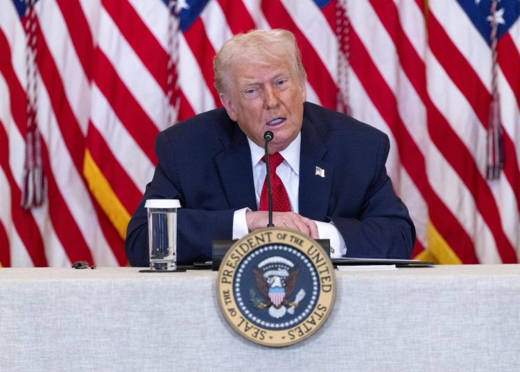 El analista político Sabino Bastidas ofrece un balance del primer año de Donald Trump al frente del gobierno estadounidense. EFE/EPA/SHAWN THEW