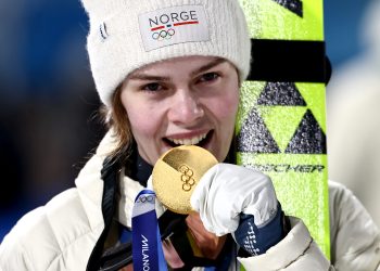 La noruega Anna Odine Ström, oro en la rampa normal, ganó la prueba de saltos de esquí nórdico desde el trampolín largo de los Juegos de Milán-Cortina