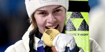 La noruega Anna Odine Ström, oro en la rampa normal, ganó la prueba de saltos de esquí nórdico desde el trampolín largo de los Juegos de Milán-Cortina