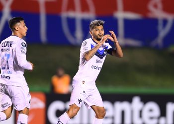 El Monterrey rescató este miércoles un empate por 1-1 en Guatemala frente al Xelajú con un gol en tiempo agregado por parte de Jesús Corona